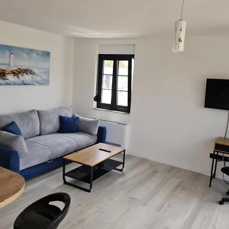 Appartments Akrapovic アパート *