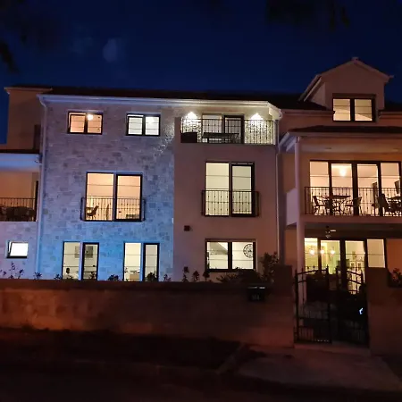 Daire Appartments Akrapovic *